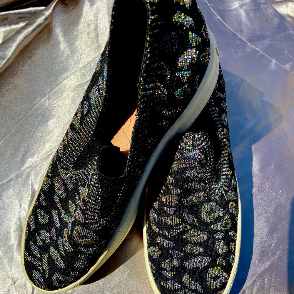 Women 9 Skechers slip one